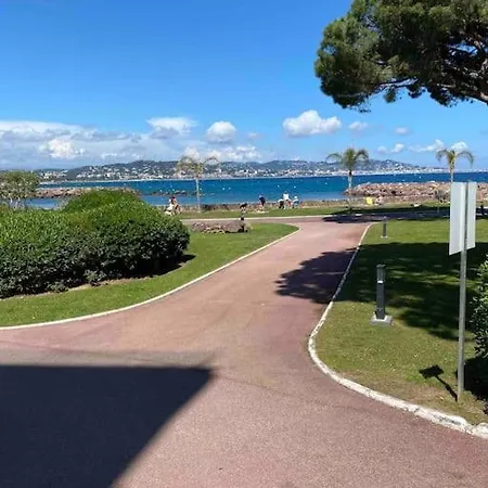 Apartment T2 Les Pieds Dans L'eau. Mandelieu